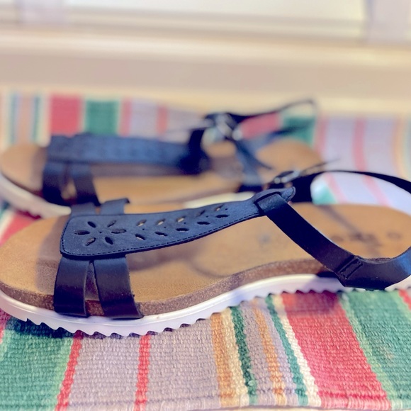 ixoo T strap black leather sandals. Cork footbed with 1/2 inch platform. Size 38 - Picture 2 of 9